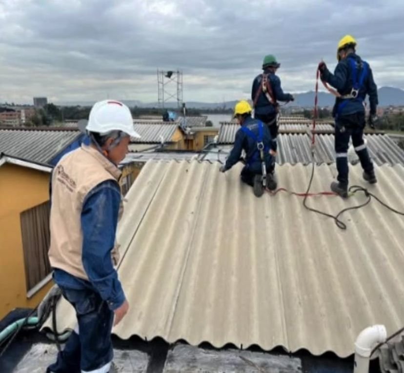 Mantenimiento de cubiertas- Equipo de trabajo, realizando mantenimiento de cubiertas 